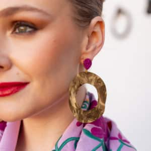 Pendientes de flamenca Apoliana en color buganvilla con piedras naturales y aros de latón.