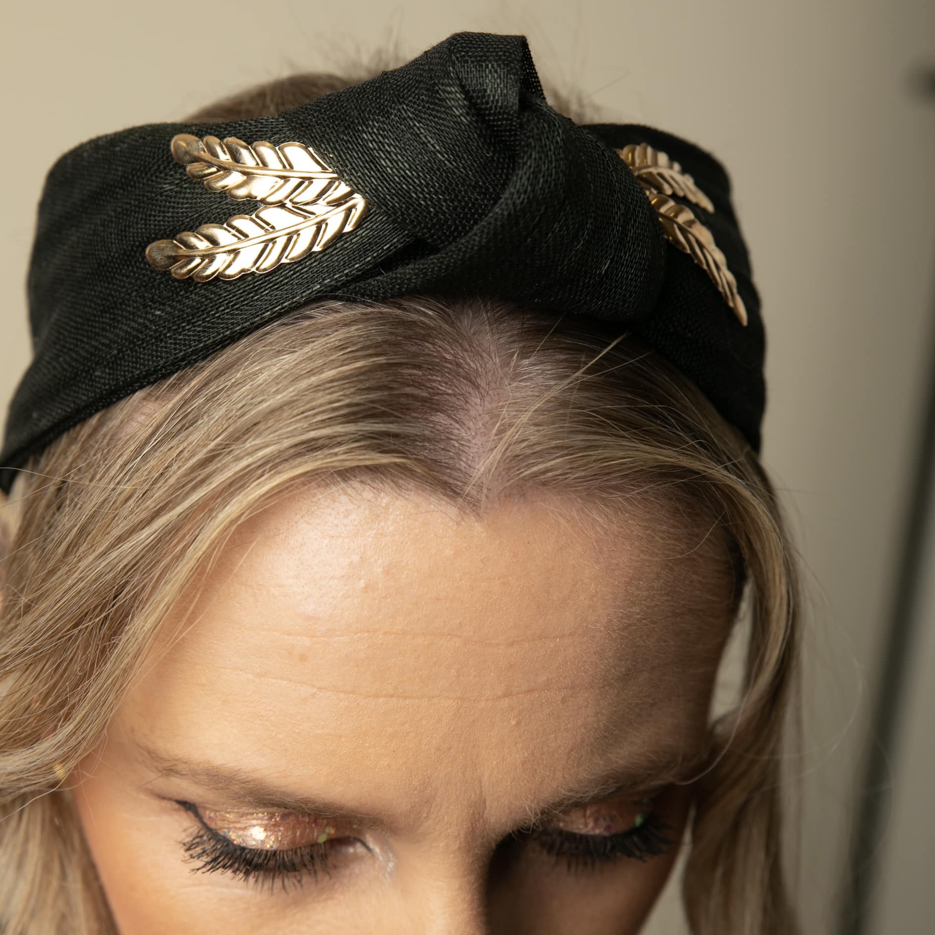 DIADEMA DE SINAMAY DE SEDA NEGRA CON HOJAS DORADAS