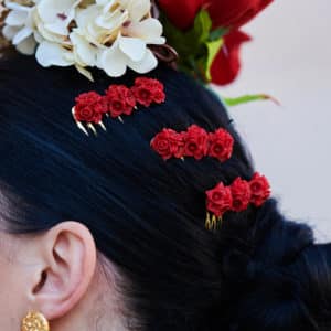 peinecillo de flores de plastico rojas para flamenca