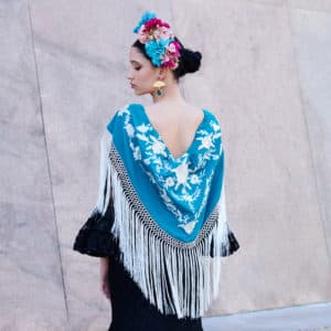 Mantoncillo turquesa bordado de flamenca