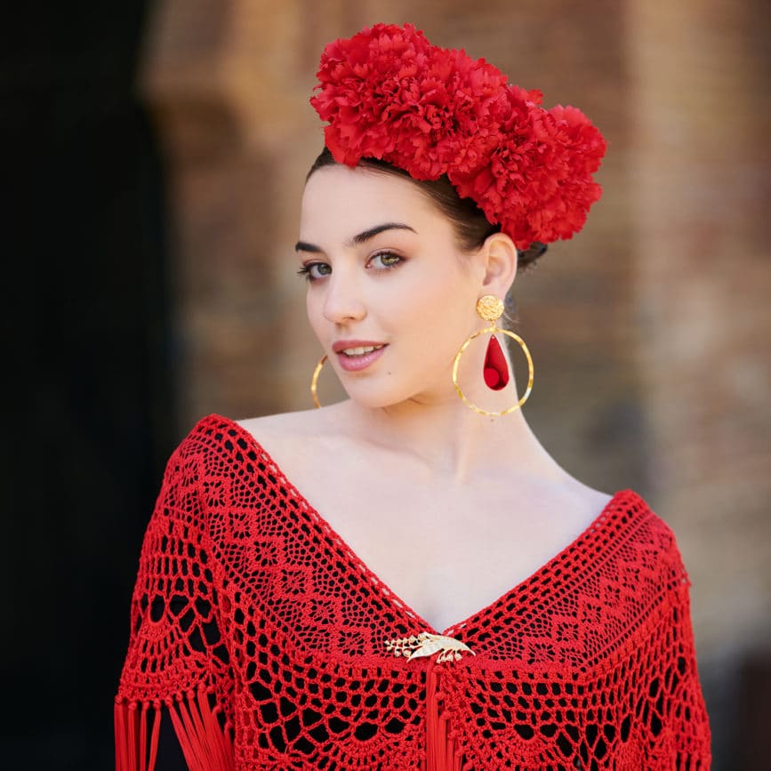 broche de hoja con manton rojo de flamenca