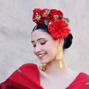flor de flamenca con rojos con pendientes dorados de flamenca