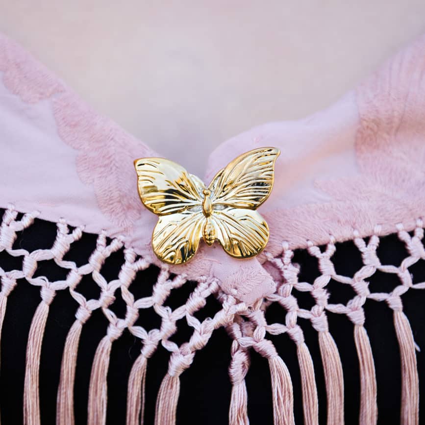 broche de mariposa dorado de flamenca