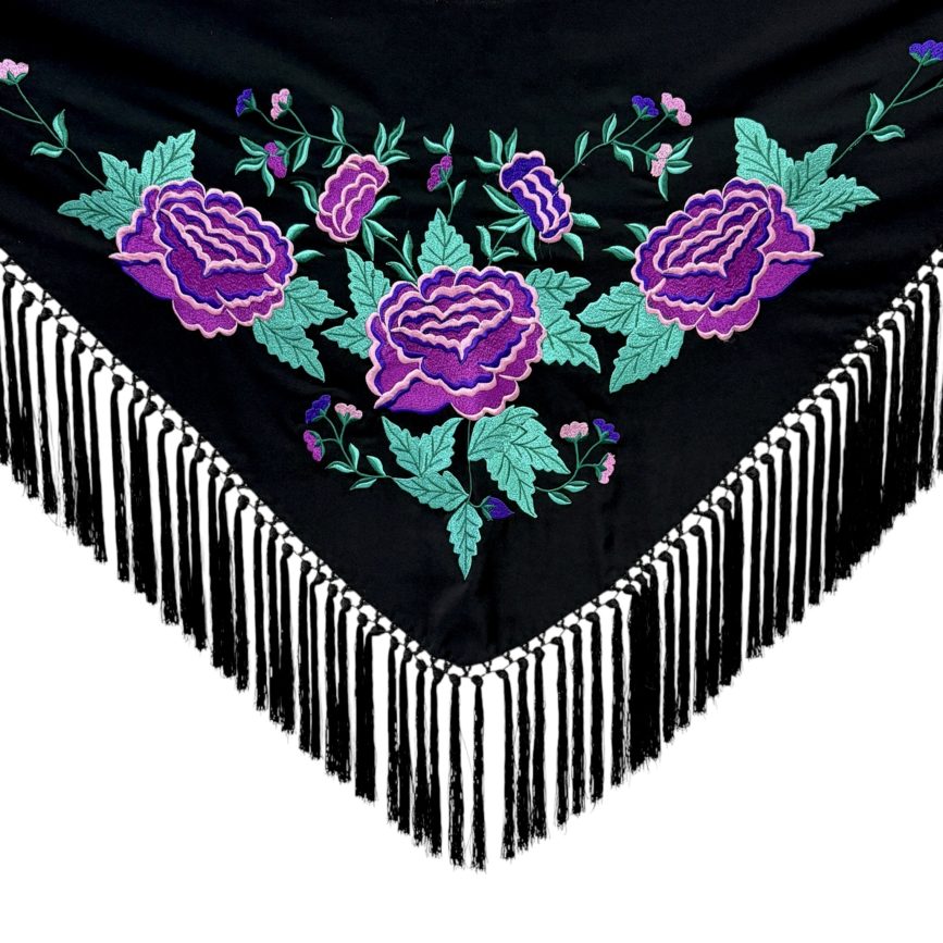 mantoncillo bordado a bastidor negro flores moradas