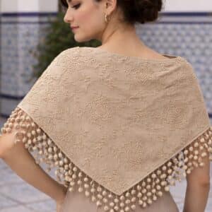 mantoncillo de flamenca de madroÑos camel con modelo