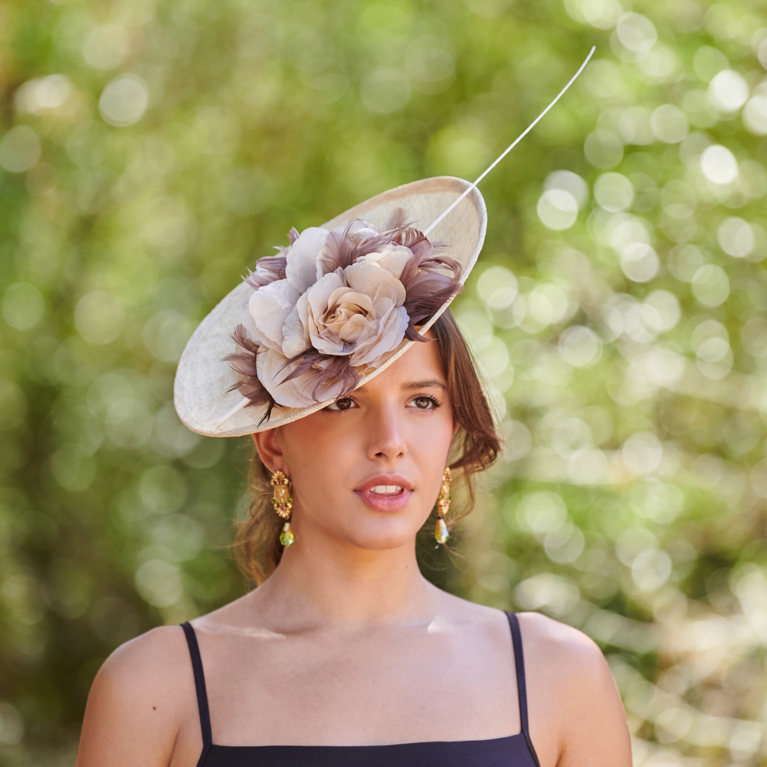 TOCADO PARA INVITADA NOA BEIGE Y MARRON