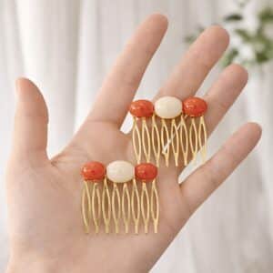 PEINECILLO CORAL Y BEIGE DE RESINA PORTADA