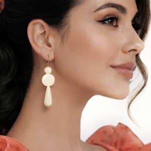 PENDIENTES DE FLAMENCA DE RESINA CARIDAD BEIGE PORTADA