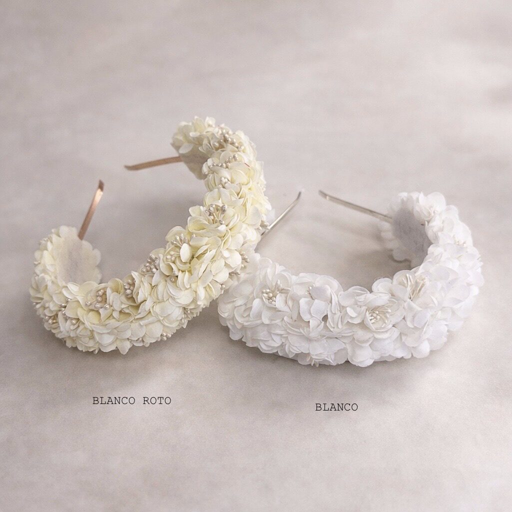 diadema de flores y pistilos blanca