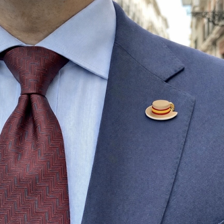 PIN SOMBRERO ROCIERO CAMEL PORTADA