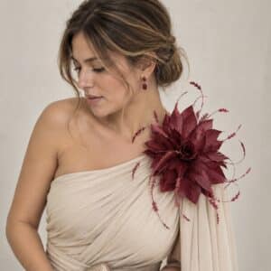 broche flor de plumas londres de fiesta