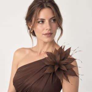 broche flor de plumas dublín marrón para bodas